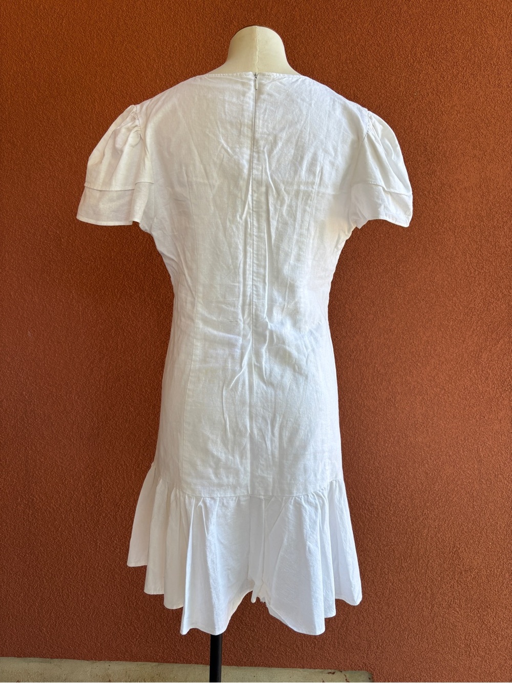 Classic White Linen V-Neck Dress - Picture 3 of 4
